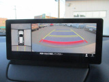 見えない部分の危険察知をサポートする360&deg;ビューモニター+フロントパーキングセンサーです。車両の前後左右にある4つのカメラを活用し、センターディスプレイの表示や各種警報音で定速走行時や駐車時に車両周