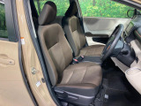 運転席まわりには十分なスペースがあり、大柄な方でもゆったり運転していただける環境です。