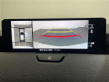 【360&deg;ビュー・モニター】まるでクルマを真上から見下ろしたかのような視点で駐車をサポートします!クルマの斜め後ろや真横など、前後左右の4つのカメラの映像が合成されて、モニターに映し出されます。