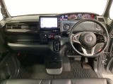 車内は光触媒抗菌消臭施工済です。インパネ周りはスタイリッシュなデザインで機能や装備も充実しています。グローブボックスやカップホルダーのほかにトレーなどたくさんの収納スペースが付いています。