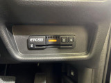 【純正ビルトインETC】有料道路を利用する際に料金所で停止することなく通過できる、ETC車載器が装備されています。セットアップを行うことで利用可能になります。