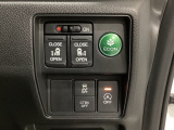リアドアは乗り降りに便利な両側電動スライドドアです。また運転席に座っていながらスイッチ操作で自在にスライドドアを開け閉めできます。またHondaセンシング用のVSA解除スイッチも装備しています。
