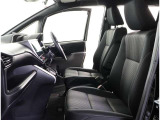 高いホールド性で運転姿勢が安定します。長距離ドライブでも疲れにくいのが魅力です。快適なドライビングライフをお送りください♪