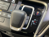 インパネシフトだから視線の移動も少なく足元もスッキリ♪運転席もゆったりしているのでゆとりを持ってドライブできますね!