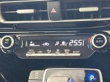 【オートエアコン】一度お好みの温度に設定すれば、車内の温度を検知し風量や温度を自動で調整。暑い&hellip;寒い&hellip;と何度もスイッチ操作をする必要はありません。快適な車内空間には必須の機能ですね♪