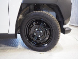 実車はスチールホイール組みのスタッドレスタイヤを装着しています。