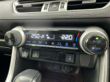 左右独立温度コントロールフルオートエアコンです。運転席、助手席それぞれで独立して温度設定ができます。冷え性の方が乗っても安心ですね♪