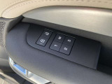 【メモリーシート】3か所のシート位置が記憶できます。これによりロングドライブ等でドライバーが変わっても瞬時に座席位置を変更する事が可能です。