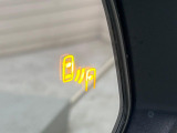 【ブラインドスポットモニター】走行中、ドアミラーの死角になりやすい箇所に後続車が接近するとサイドミラーのレンズに警告を表示!ドライバーに注意喚起をしてくれます。
