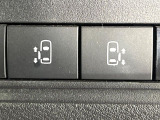 【ハンズフリー機能付き両側パワースライドドア】スライドドアの下に足先を入れてすぐ引くと、自動的にスライドドアが開閉します!荷物で両手がふさがった状態でも、ドアの開閉ができてとっても便利!