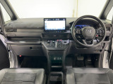 ドライバーを包み込むように、ディスプレーやスイッチ、コンソールを配置。座った瞬間から運転への期待が!空間そのものの心地よさにこだわっています。
