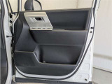 運転席ドア内張はご覧の通り。ドアポケットの収納もバッチリです