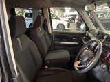 運転席の画像です。足元やシートまわりに余裕があり、リラックスした姿勢で運転が可能です。視界も良好で操作系へのアクセスもしやすく、快適で安心感のあるドライブをサポートします。
