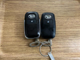 【スマートキー】 スマートキーを携帯していれば、ドアハンドルのボタンを押すだけでロックの解除ができます。