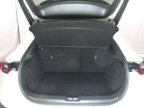ラゲッジルーム内の凹凸をなくす事でスッキリした広がりを造りだし、荷物がスムーズに出し入れできる気持ちよさ、使い易さを実現!