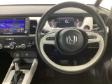 【ハンドル】運転にかかわる様々な操作を安全に行えるように視点移動が少なく操作性に配慮されたスイッチ類が凝縮されたコックピットです。