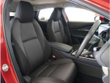 【清潔感のある運転席&助手席】隅々までクリーニングの行き届いた運転席&助手席。目立ったシミや汚れ等もございません。快適なドライブをどうぞ。