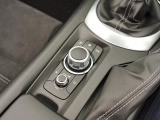 マツダコネクトを操作するコマンダーコントロールです。運転中に自然と手の触れる位置に配置されています。