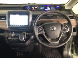 【ハンドル】運転にかかわる様々な操作を安全に行えるように視点移動が少なく操作性に配慮されたスイッチ類が凝縮されたコックピットです。