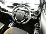 【運転席まわり】・・・ハンドルやシートなども隅々までクリーニング済み。キレイな車内でドライブがより一層快適にお楽しみいただけると思います。