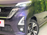 【LEDヘッドライト】悪天候や夜間走行時も良好な視界を確保し安心して運転できる高輝度LEDヘッドライトを装備!点灯速度が早く、消費電力も抑えられています。