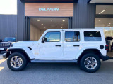 台形ホイールアーチはJeep伝統のデザインです。採用している理由は諸説ありますが、オフロードを走行する際にタイヤとボディが干渉しあわないよう配慮した作りにするためとなります。
