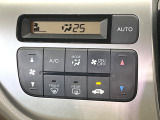 【オートエアコン】一度お好みの温度に設定すれば、車内の温度を検知し風量や温度を自動で調整。暑い&hellip;寒い&hellip;と何度もスイッチ操作をする必要はありません。快適な車内空間には必須の機能ですね♪