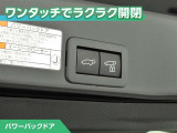パワーバックドア付です!ボタン一つで開閉が出来てとても便利ですね。しっかりと最後まで閉まりますので、半ドアの恐れも無くなります!