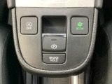 セレクトレバーの下に電子制御パーキングブレーキがあります。スイッチひとつで、停車した地点の傾斜などをシステムが検知・判断してブレーキ力を自動的に最適制御し、しっかり停車できるパーキングシステムです。