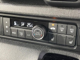 【オートエアコン】一度お好みの温度に設定すれば、車内の温度を検知し風量や温度を自動で調整。暑い&hellip;寒い&hellip;と何度もスイッチ操作をする必要はありません。快適な車内空間には必須の機能ですね♪