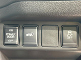 【パワーバックドア】スマートキーや運転席のボタンを押すだけでリアゲートが自動で開閉します!荷物を持っている時や、高い位置にあるバックドアを閉める際に便利な機能です♪