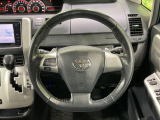 【純正革巻きステアリング】上質な革を使用することで、手にしっかり馴染みとても運転しやすいハンドルです♪
