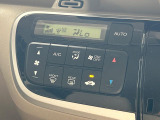【オートエアコン】一度お好みの温度に設定すれば、車内の温度を検知し風量や温度を自動で調整。暑い&hellip;寒い&hellip;と何度もスイッチ操作をする必要はありません。快適な車内空間には必須の機能ですね♪