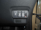 両側電動スライドドアです。運転席やキーレスから開閉が出来てとても重宝します。