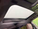 【サンルーフ】開放感たっぷりの希少装備、サンルーフが装着されています!車内に明かりを取り入れたり景色を楽しむ以外にも、車内の空気も簡単に換気できて快適です!