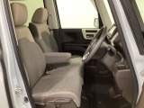 女性でも運転がしやすいように、シートの高さ調整機能(シートリフター)がついています。運転席と助手席の間が空いている為、助手席側への移動がスムーズです。交通量の多い道でも助手席側から乗り降りができます。