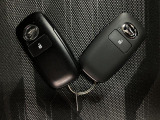 電子カードキーを携帯していれば、ドアハンドルやバックドアのリクエストスイッチを押すだけでドアの施錠・解錠が出来ます♪もちろん 遠隔操作も可能です!盗難防止のイモビライザー機能装備ですよ ☆