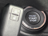 【キーレススタートシステム】カバンやポケットに入れたままでもドアの施錠・解錠が可能なスマートキーを装備。エンジンのオン・オフ時もカギを取り出す必要が無いからとっても便利です♪