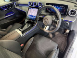 メルセデスのシートは、少し硬めに出来ておりますので、長時間の運転でも疲れにくく、安全にドライビングをお楽しみ頂けます