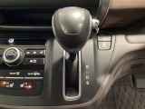 CVT車のセレクトレバーです。低速から高速まで、変速ショックのないスムーズな走りを実現するとともに、エンジン効率のよい領域を維持することで燃費にも貢献します。
