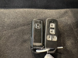 ホンダスマートキー。ボタンでドアの開閉が可能です。スペアーもあります