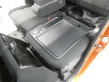 【シートアレンジ可能】ゆとりあるワイドな車内空間は、ドライブを始め買い物やレジャーなど、幅広く活躍します。一人でもみんなとでもお出かけを楽しみましょう!