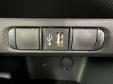 充電用USB端子付き。スマートフォンなどの充電に便利です。