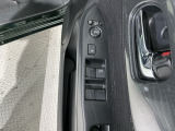 狭い駐車場で便利な電動格納ドアミラーが付いています。