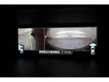 写真はフロントカメラとサイドビューカメラの映像です。運転席から死角になる場所をカメラの映像で補完いたします。小さなお子様やポールなどが確認できますので安心です。