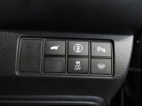 パーキングセンサーや横滑りを防ぐVSA等のスイッチ類は運転席の右側、手の届きやすい位置にあります。