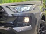 【LEDヘッドライト】悪天候や夜間走行時も良好な視界を確保し安心して運転できる高輝度LEDヘッドライトを装備!点灯速度が早く、消費電力も抑えられています。
