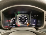 スピードメーターとタコメーターを大きく配した見やすいメーター部になっています。右側のインフォメーション画面でオドメーターや燃費などの情報を確認できます。