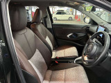 運転席の画像です。足元やシートまわりに余裕があり、リラックスした姿勢で運転が可能です。視界も良好で操作系へのアクセスもしやすく、快適で安心感のあるドライブをサポートします。