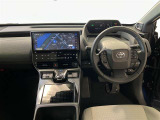 運転席周りのレイアウトをご覧ください。ナビゲーションが綺麗に装着されすっきり収まってますね!